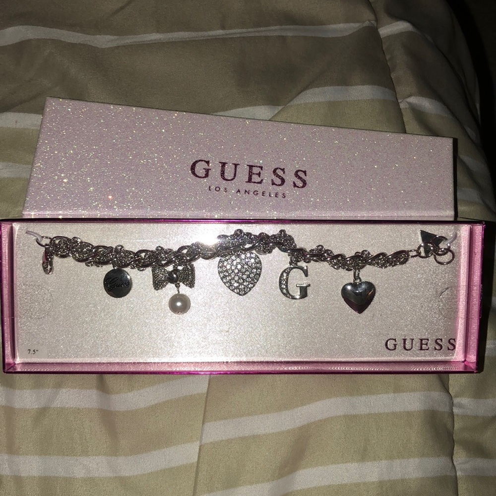 BRAND NEW GUESS NECKLACE NEVER BEEN OPENED